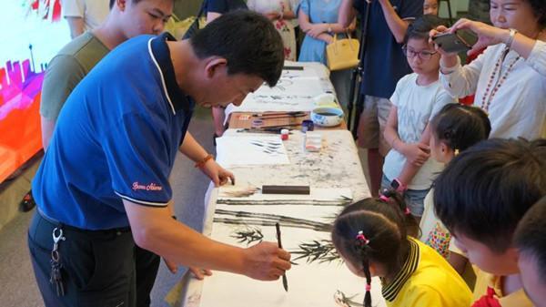 傳授盲畫技藝，共建有光世界——關愛盲童公益勵志活動在南寧舉行